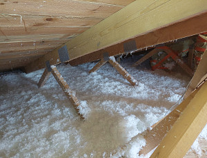 Zateplení stropu novostavby rodinného domu pomocí foukané izolace